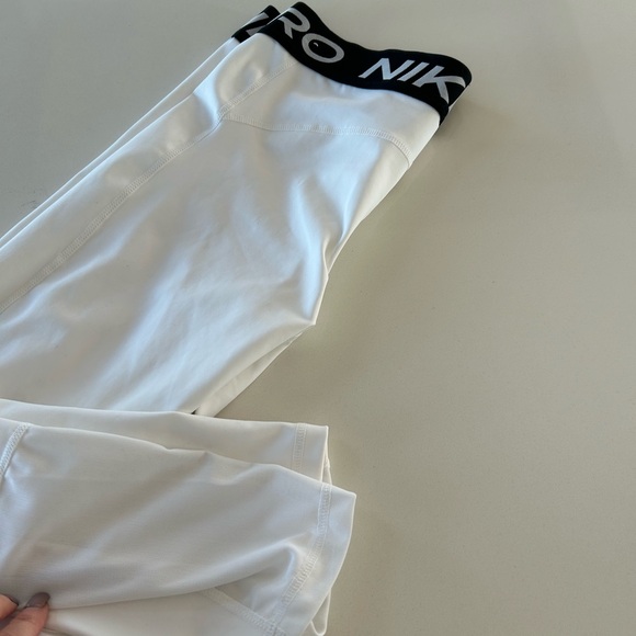 Nike Pro White and Black Leggings - Picture 4 of 5